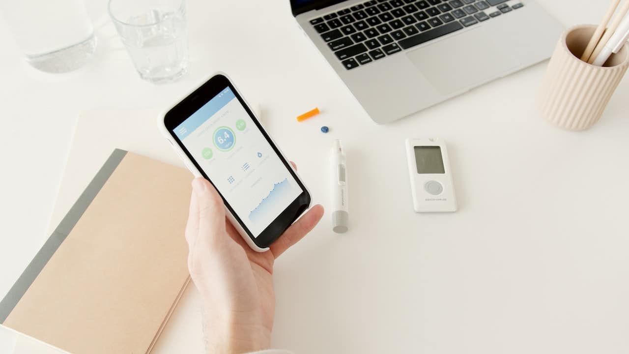 Styrket af din lomme: Smartphone-baserede vitale tegn til diabetesbehandling